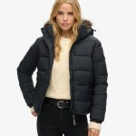 Kurze Pufferjacke mit Kapuze und Kunstfellbesatz tiefschwarz für Damen | Superdry DE